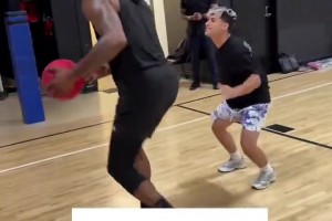 曾经单换詹姆斯的男人！退役多年的霍华德单挑普通人简直就是虐菜
